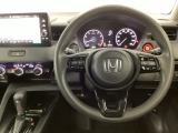 【ハンドル】運転にかかわる様々な操作を安全に行えるように視点移動が少なく操作性に配慮されたスイッチ類が凝縮されたコックピットです。