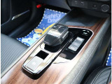 『1台』のお車に対して、3名体制で日々議論を重ね仕入れを行っております。