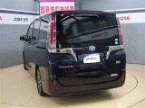 ハッチバックなので、バックドアは上に開きます♪大きな荷物の出し入れがしやすくなります。便利ですよ♪