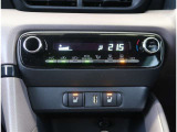 【オートエアコン】1年中快適な室内を提供!車内温度を設定すると、風量を自動で調整してくれます。