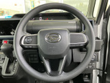 握りやすいステアリングは、長距離運転でも疲れを軽減。操作性も高く、快適なドライブをサポートします。
