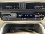 温度の設定のみで快適な風量やモードなどを自動調整してくれるフルオートエアコンを装備!運転席側、助手席側で左右独立して温度調節も可能です!