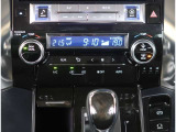 【オートエアコン】1年中快適な室内を提供!車内温度を設定すると、風量を自動で調整してくれます。