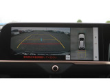 パノラミックビューモニター付きです。車両を上から見たような映像をディスプレイオーディオ画面に表示。運転席からの目視だけでは見にくい、車両周辺の状況をリアルタイムでしっかり確認できます。
