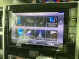 多彩な入力に対応し、音楽や映像を存分にお楽しみいただけます。CD、SD、USB、Bluetoothなど、お好みのメディアでドライブを彩ります。