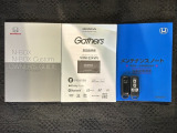 スマートキーは鍵をバッグに入れたままでもドアロックの開閉やエンジンのON・OFFができます。夜間や雨の日も鍵を探さなくて良いので便利です。