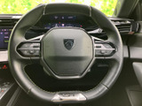 握りやすい形状で、快適なドライビングをサポート。操作性にも優れており、スムーズな運転を可能にします。