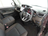シンプルで使いやすいデザインの運転席です。