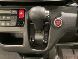 CVT車のセレクトレバーです。低速から高速まで、変速ショックのないスムーズな走りを実現するとともに、エンジン効率のよい領域を維持することで燃費にも貢献します。