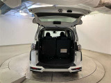 バックドアを上げた状態です。シートを倒せば荷室のスペースが広くなります!用途に合わせて快適な室内を!