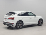 quattro(4WD)で雪道や滑りやすい道路はもちろんのこと日常の運転シーンでも安心と安全、さらにスポーティーなドライビング体験を提供します