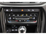 【エアコン】2ゾーンフルオートエアコンディショナー(運転席助手席)になっております。暑がりの方と寒がりの方が同席しても大丈夫です。