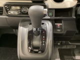 CVT車のセレクトレバーです。低速から高速まで、変速ショックのないスムーズな走りと、エンジン効率のよい領域を維持して燃費にも貢献します。サイドブレーキはスイッチ操作の電子制御パーキングブレーキです。