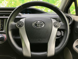 握りやすい形状で、運転操作を快適にサポート。オーディオや通話機能など、便利なスイッチ類も備えています。