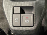 指先だけで簡単に操作が可能な電動パーキングブレーキを採用。「HOLD」スイッチを押すと、渋滞や信号待ちなどでブレーキペダルから足を離しても、ブレーキを保持するので安心です