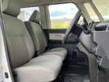 座り心地の良いシートが、長距離の運転でも疲れを軽減します。シンプルで使いやすい内装が魅力です。