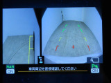 ■リヤビューカメラの映像です。ステアリング連動ガイドラインが、後退時の予想進路を表示し、運転のサポートを致します。