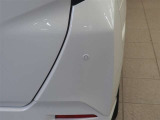 コーナーセンサーを車の前後に装備。障害物までの距離に応じて警告音を変えてお知らせ。縦列駐車時や駐車場・車庫などでの取り回しをサポートします。