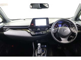 黒にこだわるクールな運転席廻りです。ステアリングスイッチをはじめ、エアコンスイッチやシート、天井にまでダイヤをモチーフにしたデザインがちりばめられています。ディテールへのこだわりがお洒落ですね。