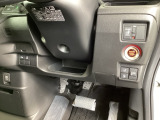 便利な電動スライドドア、横滑りを防ぐVSAなどのスイッチは、運転席の右側、手の届きやすい位置にあります。