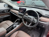 ヘッドクリアランスが保て見晴らしの良い運転席で、室内空間も広くなっております。