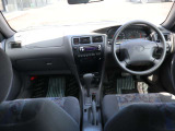 運転席まわりはシンプルで見やすく、使い勝手を考えたレイアウトです。