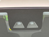 【スマートアシスト】走行中に前方の車両等を認識し、衝突しそうな時は警報とブレーキで衝突回避と被害軽減をアシスト。より安全にドライブをお楽しみいただけます。