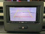 【バックカメラ】運転が苦手な方も車庫入れラクラクです!ギアをリバースに入れれば自動的に切り換わりますので、面倒な操作は不要です♪狭い駐車場もお車を傷つけず安心ですね!