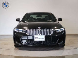 【BMWの伝統】BMWの特徴的な&ldquo;キドニーグリル&rdquo;は、80年以上続く伝統の形でございます。変わらないこだわりのデザインが、プレミアムブランド&ldquo;BMW&rdquo;を創り出します。