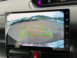 バックモニター装備。画面にて後方の確認が行えるので、バック駐車や車庫入れの際には重宝します。車の運転に慣れない方でも安心のガイドライン表示機能付。