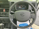 握りやすい太さで、運転姿勢にフィットする設計です。操作性も良く、スムーズなハンドリングをサポート。快適なドライブをサポートします。
