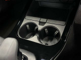 ドリンクホルダー、ちょっとした物も置けるので、便利ですね。