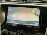 リバースギアに入れるだけで後方の表示へ切り替わります。夜間や雨の日の駐車も楽になりますよ。