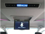 【後席モニター】ナビ(地デジTV機能・DVDビデオ再生機能ナビ付きナビのみ)と連動してTVやDVDビデオが観られます!ロングドライブでも同乗者お子様やも飽きませんね!