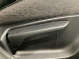 運転席にはドライバーの体型や好みに応じて前後方向だけでなく、高さの調整ができるシートリフターを装備!