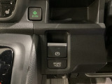 セレクトレバーの右に電子制御パーキングブレーキがあります。スイッチひとつで、停車した地点の傾斜などをシステムが検知・判断してブレーキ力を自動的に制御し、しっかり停車できるパーキングシステムです。