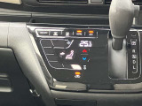 タブレット端末のようなタッチパネル式のオートエアコン採用。凹凸のない滑らかな表面で操作感を高めています。