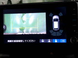 バックカメラの画像です。ガイドラインがスムースな車庫入れをサポートいたします。車庫入れの安心感がアップしますね。