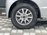 社外アルミホイール。タイヤサイズは145/80R12です。
