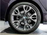 【BMWアロイホイル】軽量かつ強度に拘ったアロイホイル。走行性能ポテンシャルを引き出す設計。車の足元を引き締めてくれる大きなポイントはアロイホイルです。