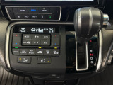 エアコンは、運転席・助手席・後席それぞれ温度設定できます。前席はシートヒーターもついてます