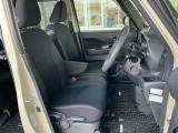 運転のしやすさや、乗り降りにも配慮した運転席