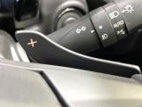 【パドルシフト】ハンドルから手を離さずに素早くシフトアップ&ダウンができるので、エンジンブレーキを使う下り坂や高速道路の合流で加速したい場面で役立ちます。
