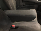 【アームレスト】運転時の疲労軽減にもなるアームレストがついています!
