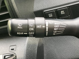 雨天時でもクリアな視界を確保。操作しやすいレバーで、運転に集中できます。様々なワイパーモードで、状況に応じた運転をサポートします。