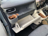 助手席側には広々としたダッシュボードを完備しております。