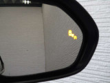 隣車線を走る車両をレーダーで検知し、ドアミラーでは確認しにくい後側方エリアに存在する車両に加え、急接近してくる車両も検知します。車両を検知するとドアミラーに搭載されたLEDインジケーターが点灯します。