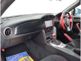 お車選びをお楽しみ頂けるよう、在庫車の展示スペースを十分に確保しております。
