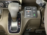CVT車のセレクトレバーです。低速から高速まで、変速ショックのないスムーズな走りと、エンジン効率のよい領域を維持して燃費にも貢献します。サイドブレーキはスイッチ操作の電子制御パーキングブレーキです。