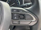 【レーダークルーズコントロール】前方の車両の距離を検知しながら速度を一定に保つ機能です。前方の車両の距離を感知して車間を保つ機能も備わっているので、高速道路の運転も楽々です!